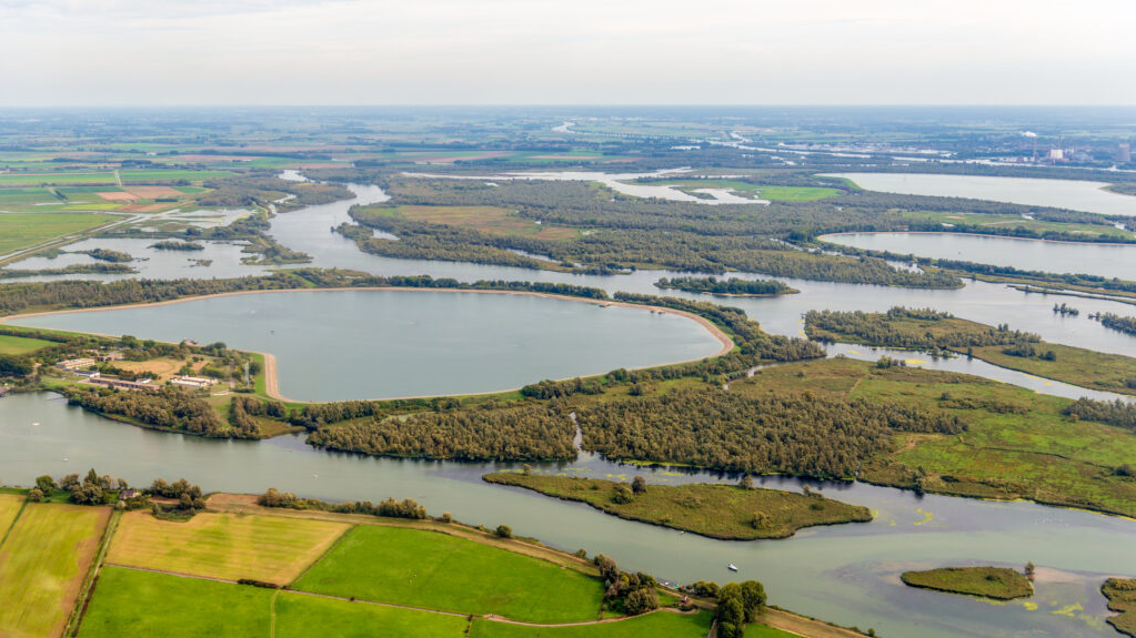 Luchtfoto van aangelegde waterbuffers in natuurgebied De Biesbosch