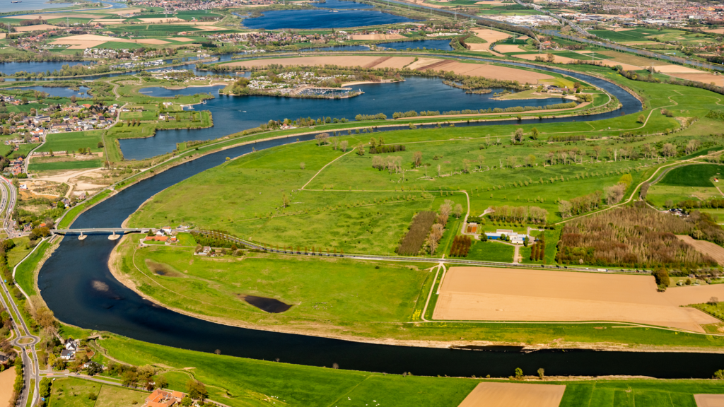 De productielocatie in Roosteren ligt vlakbij de Maas. Na de wateroverlast in 2021 zijn hier technische aanpassingen gedaan.