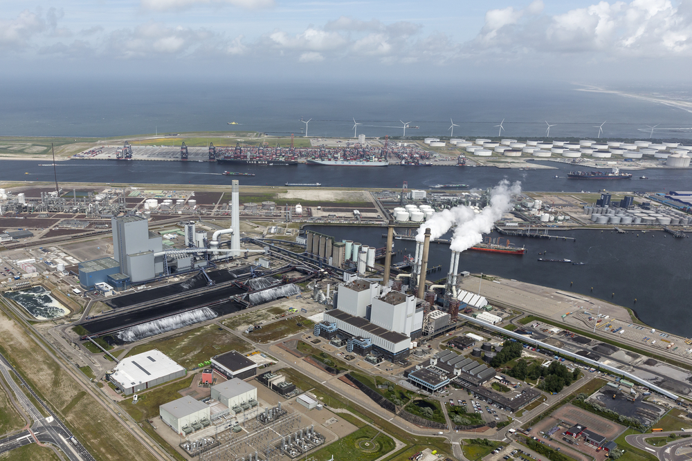 Twee energiecentrales in de haven van Rotterdam, waar koelwater wordt gebruikt.